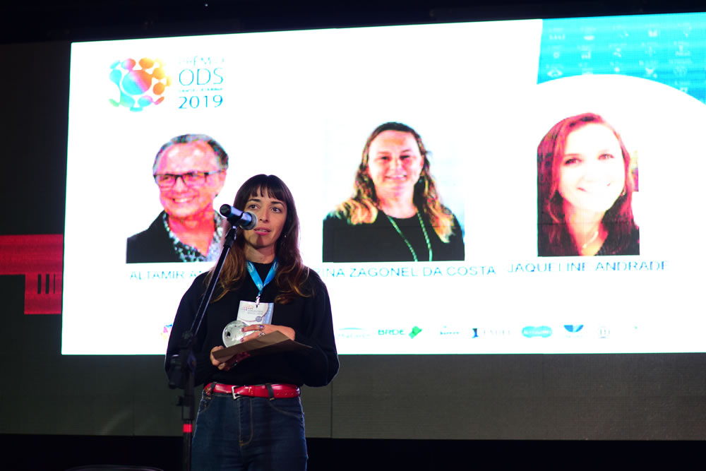 Caroline Nunes, representando Carina Zagonel - vencedora da categoria pessoa física do Prêmio ODS SC 2019.