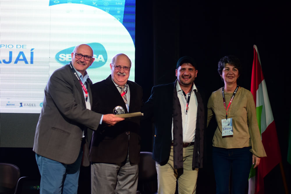 Representantes da Prefeitura de Itajaí recebem o Prêmio ODS SC 2019.