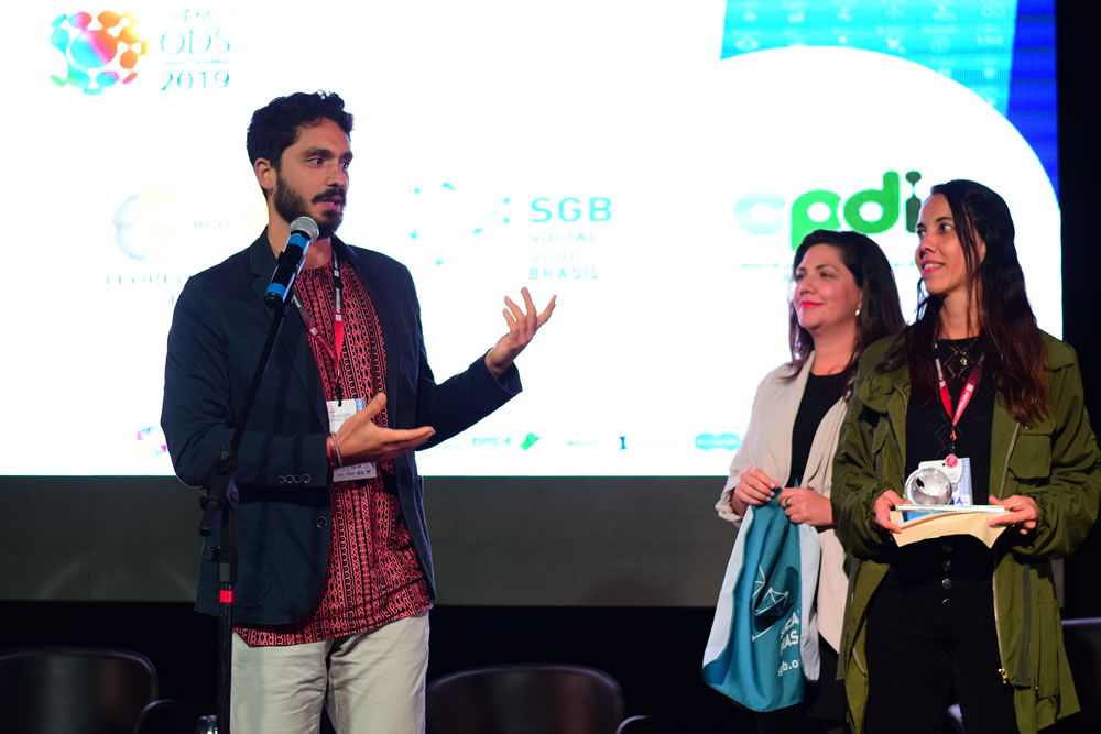 Equipe da Associação Social Good Brasil recebem o Prêmio ODS SC 2019. 