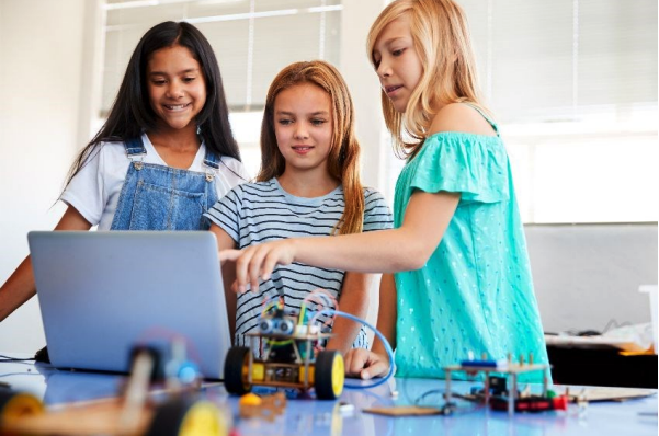  Projeto Meninas Cientistas quer motivar meninas nas áreas de Exatas, TI e Engenharia