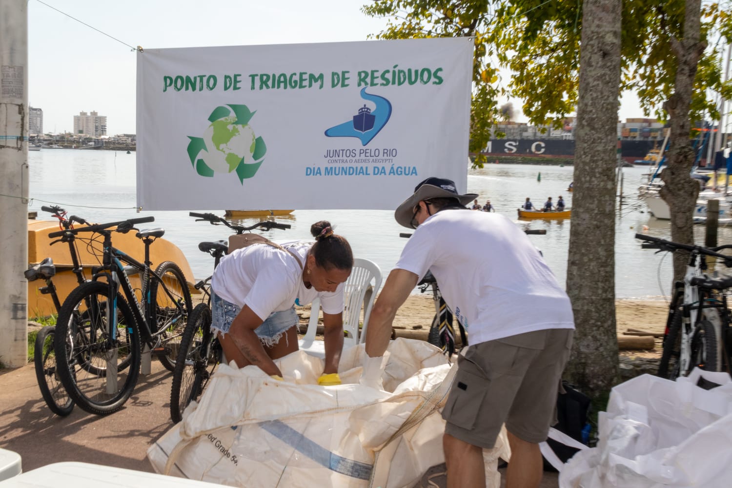  Klabin participa de mutirão de limpeza pelo rio em Itajaí