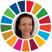 Imagem de perfil de Paula Araneda centralizada no círculo colorido dos Objetivos de Desenvolvimento Sustentável (ODS). Ela é Coordenadora de Comunicação do Movimento ODS SC, publicitária e administradora em comércio exterior, formada em Cerimonial e Mestre de Cerimônias pelo IFSC. Com 30 anos de voluntariado em causas sociais, atuou nos três setores da sociedade civil. É idealizadora de um projeto ambiental baseado em Soluções Baseadas na Natureza (SBNs), aprovado por órgãos como IPUF, FLORAM e REURB, atualmente utilizado como modelo pela Prefeitura de Florianópolis