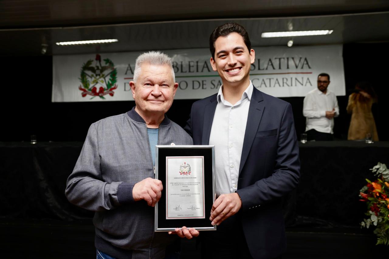  Assembleia Legislativa de SC celebra os 25 anos do Centro Educacional Dom Bosco e Udo Döhler é homenageado