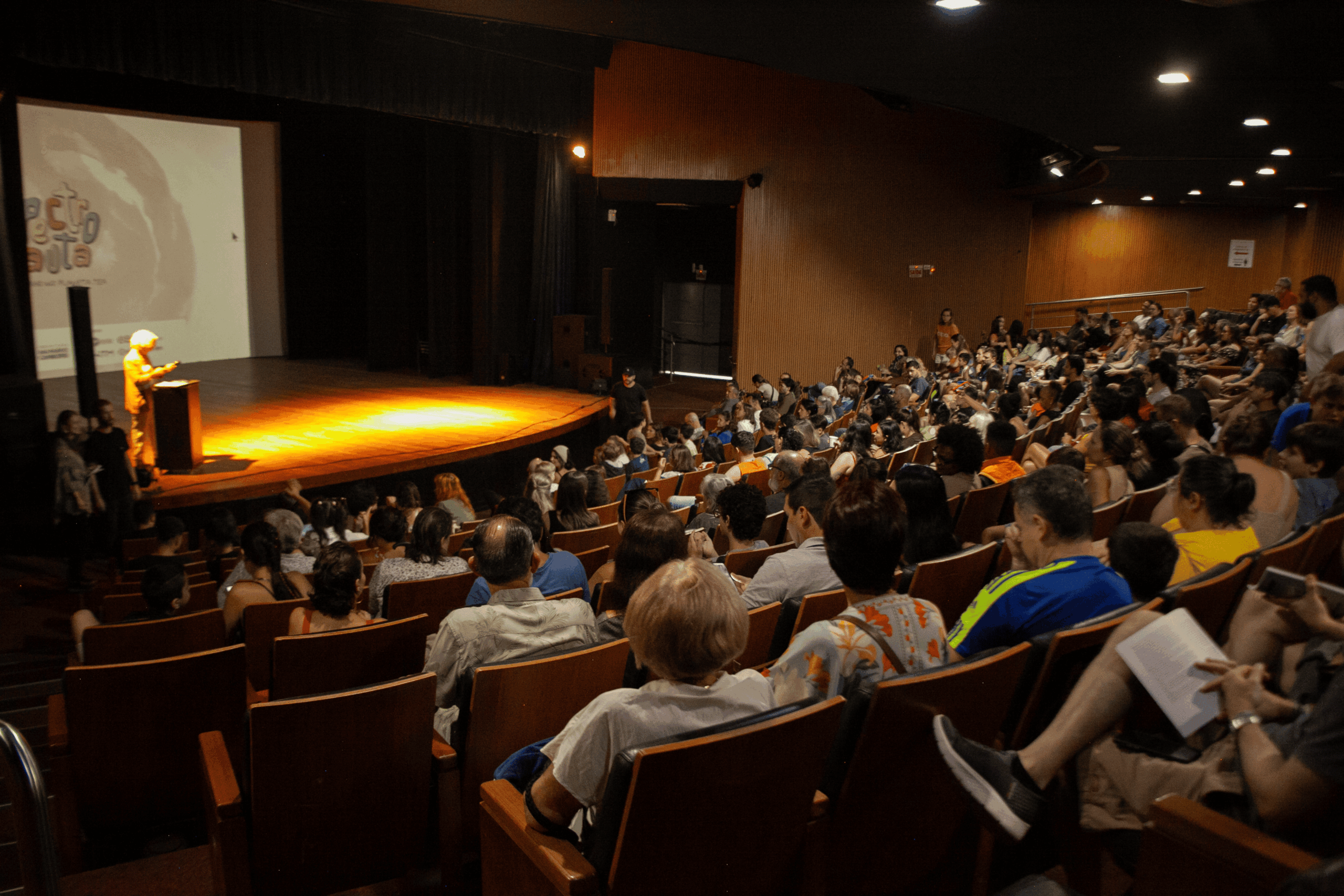  Teatro Bruno Nitz lota com exibição do curta animado Espectronauta