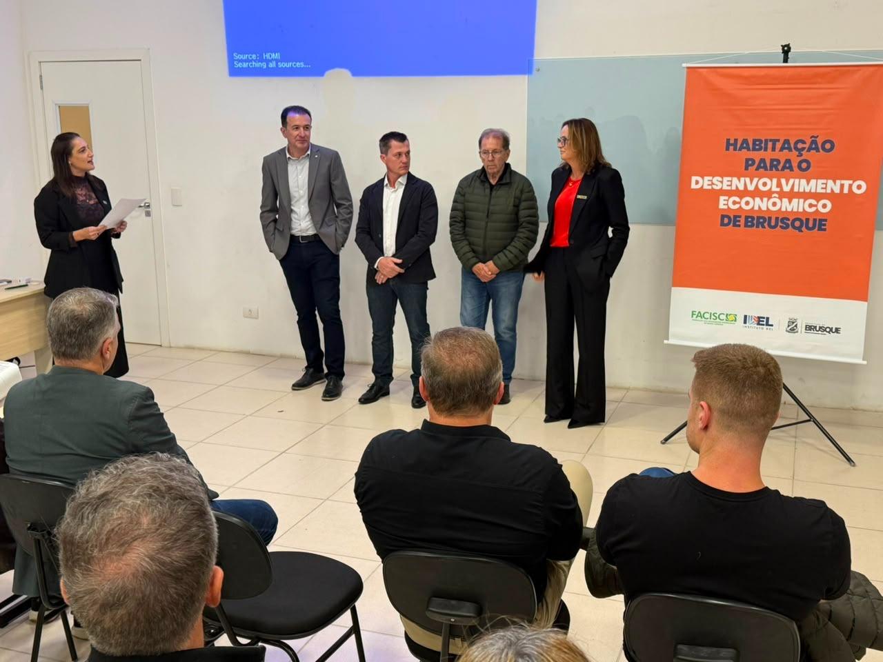 Representantes participam de apresentação do projeto Habitação para o Desenvolvimento Econômico de Brusque.