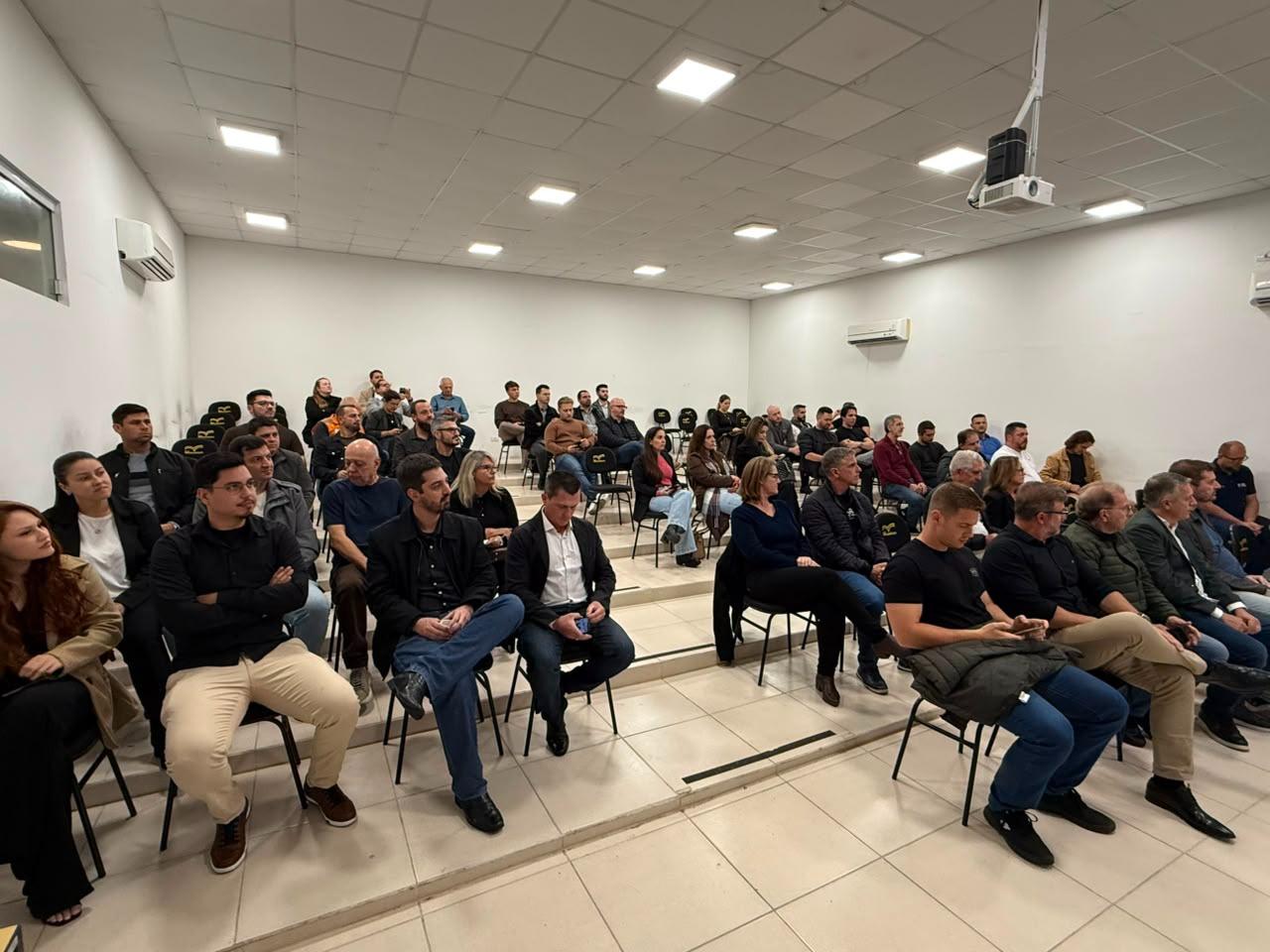 Público acompanha encontro sobre habitação e desenvolvimento econômico em Brusque.