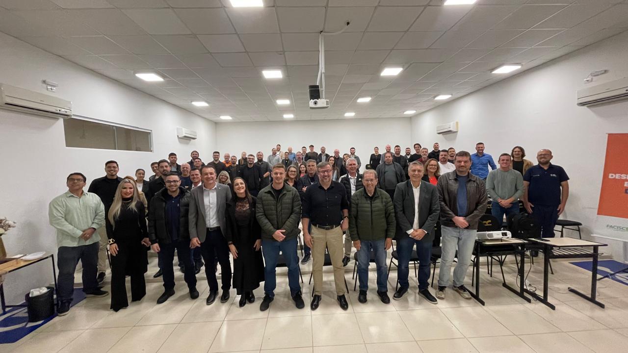 Participantes do encontro sobre habitação e desenvolvimento econômico de Brusque reunidos para fotografia coletiva.